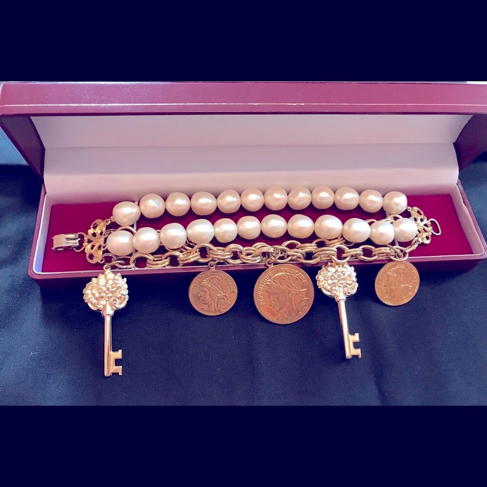 Vintage 💯 Medallion Gold Pearl CHARM Bracelet